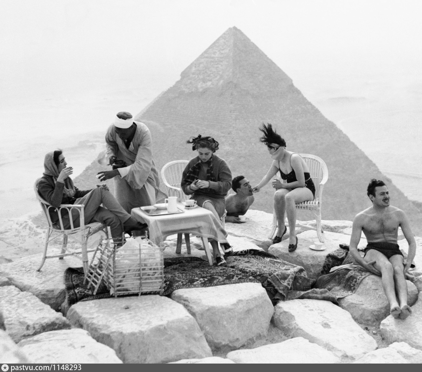Первые в мире туристы. Пикник на пирамиде в Египте. Пикник на вершине пирамиды. Пирамиды Хеопса Египет туристы. Вершина пирамиды в Египте.