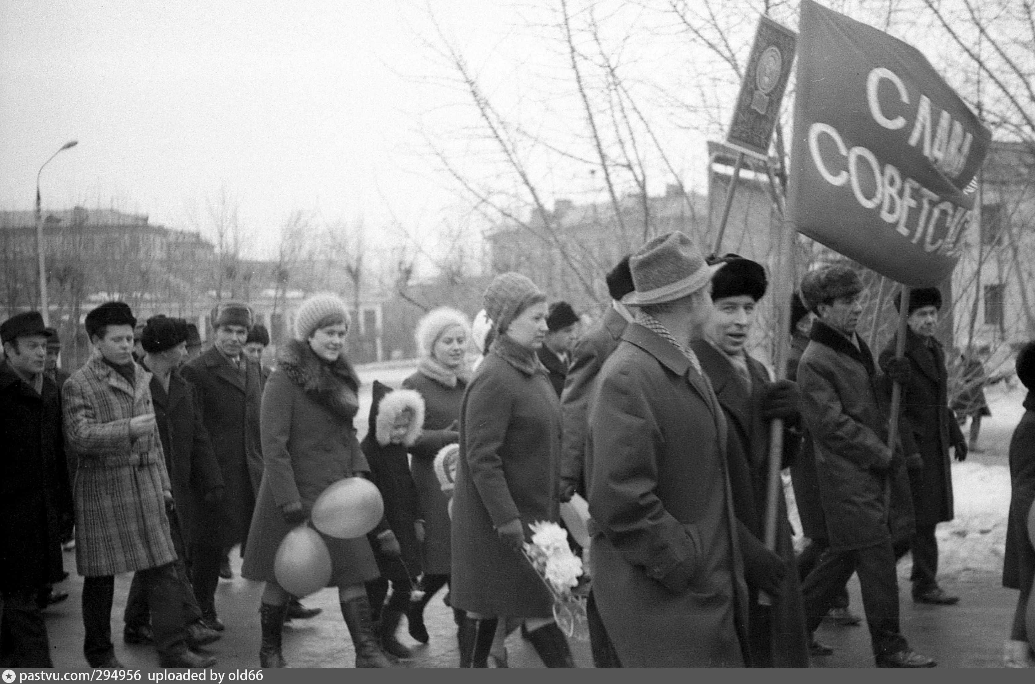 Конец советского времени. Советские женщины на демонстрации. Женщины на демонстрации 7 ноября. Ноябрьские демонстрации в 80-х годах. 7 Ноября 1973.