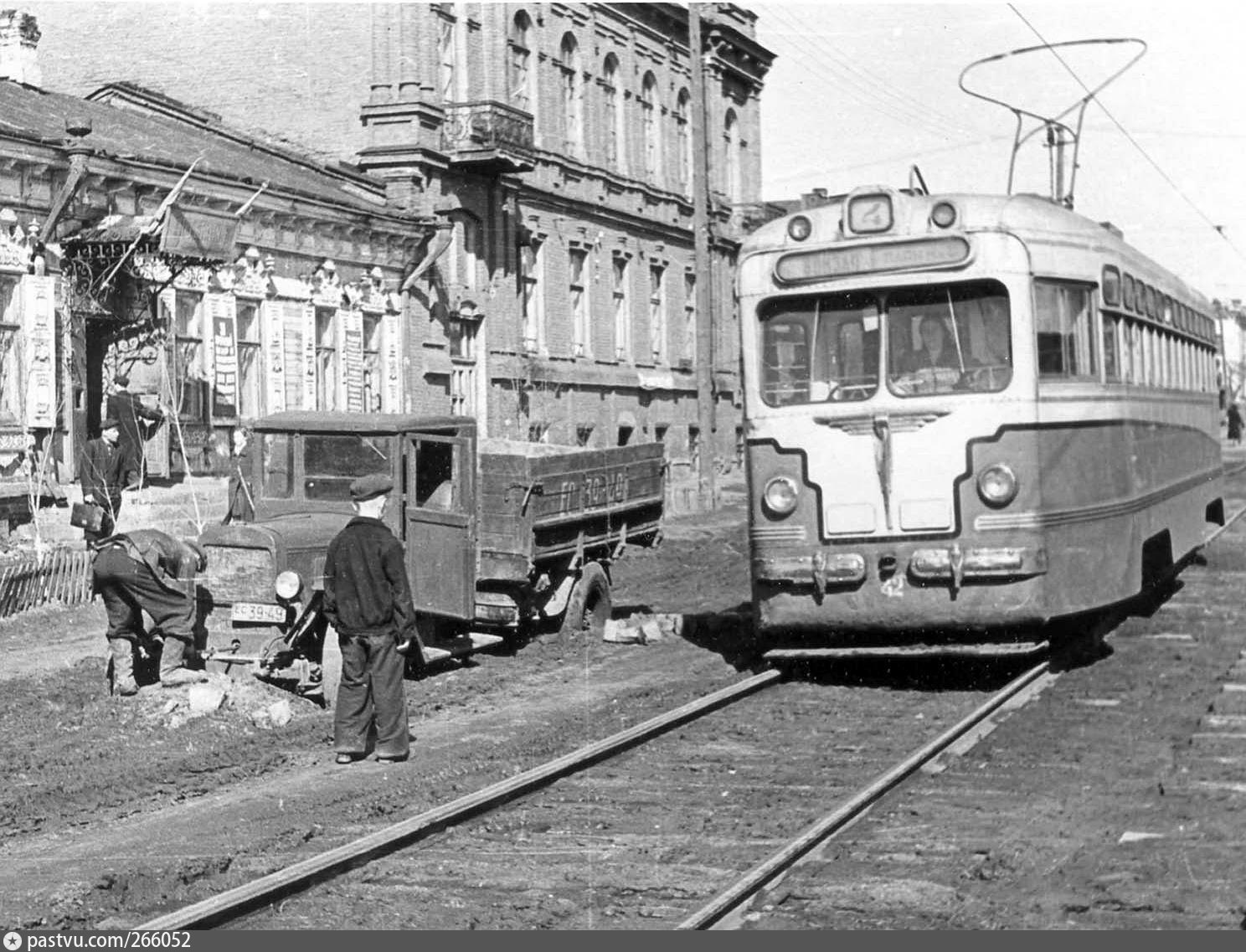 Трамвай 2 омск. МТВ-82 трамвай Омск. Омский трамвай на Лермонтова. Трамвай в Омске 20 век. Трамвай МТВ-82 кабина.