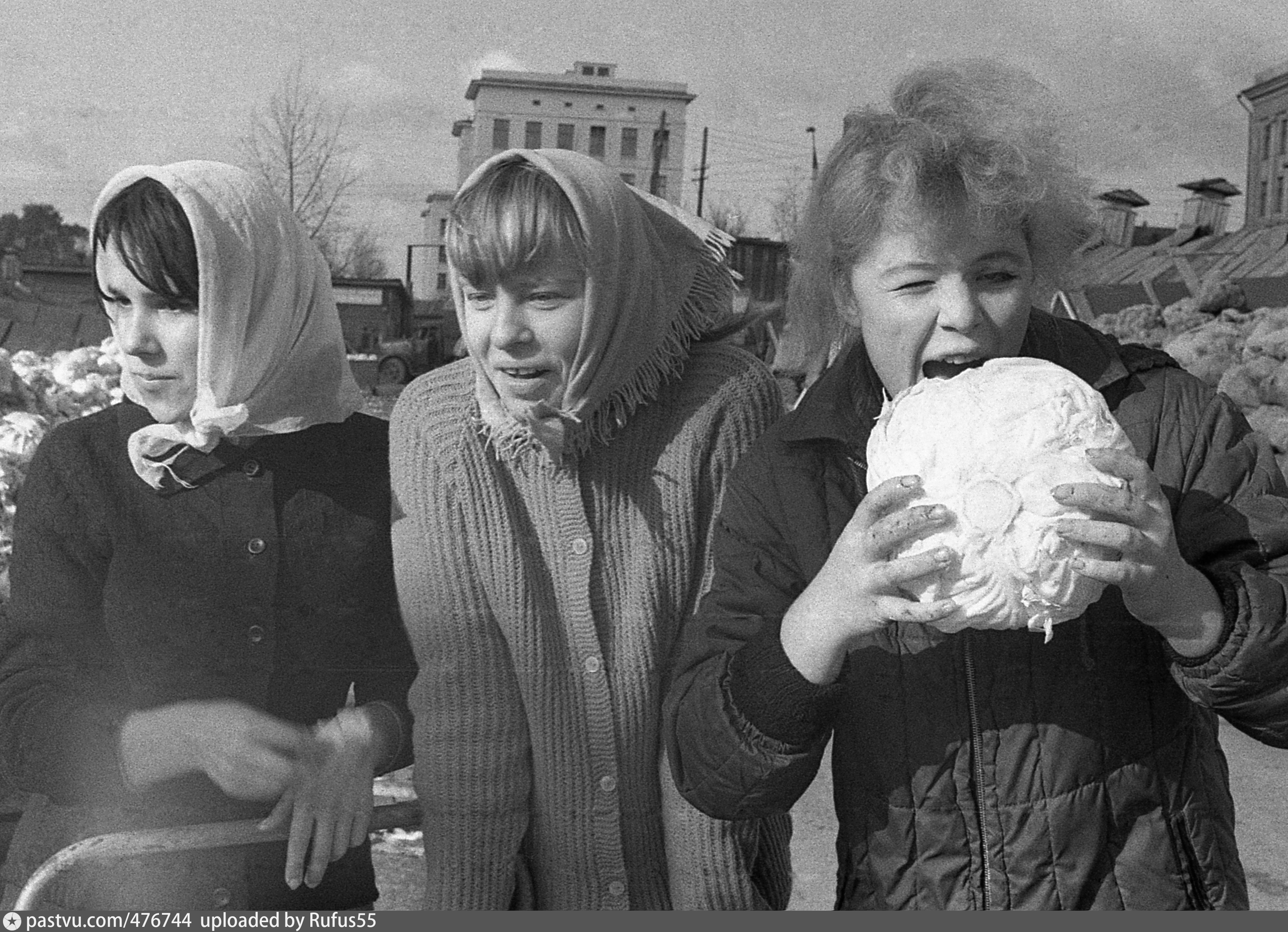 Баз ссср. 1967 Год СССР. Овощебаза СССР. Советская женщина на овощной базе. Овощная база СССР.