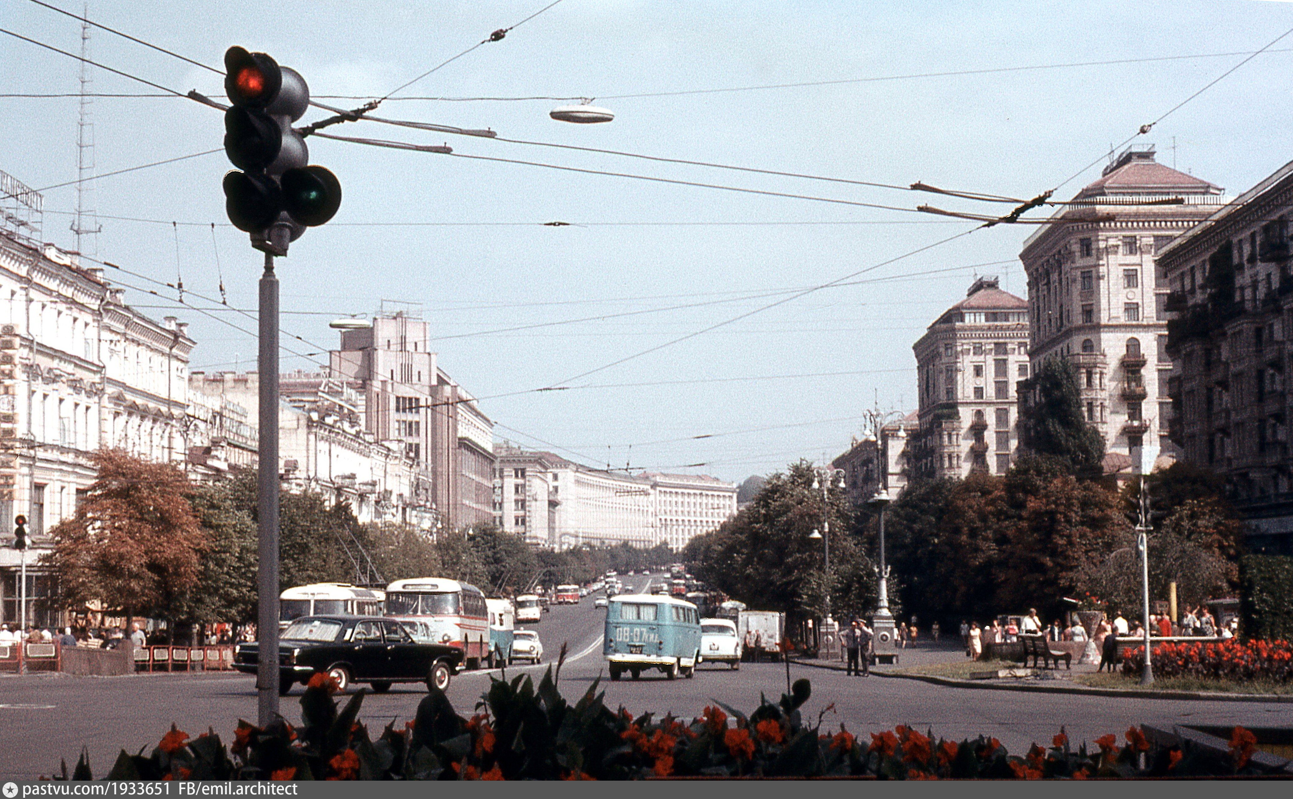 Советский киев. Крещатик институт в Киеве 1970 год. Киев Крещатик 1956. Украина Киев 1970. Хрещатик Київ 80-годы.