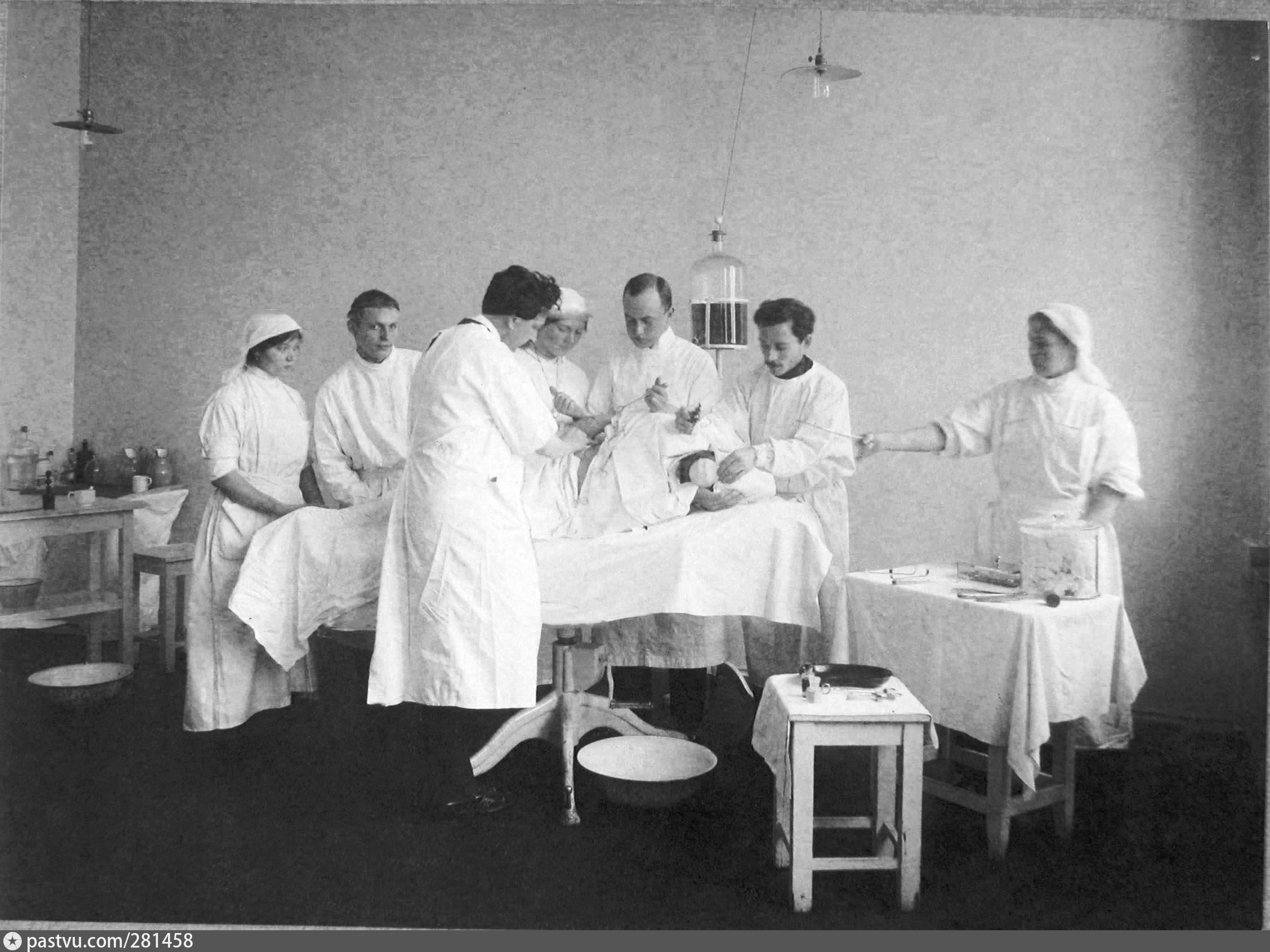 Первый врач в истории. Сестры милосердия 1914. Сестры милосердия 19 век. Хирургическая операция 19 век.