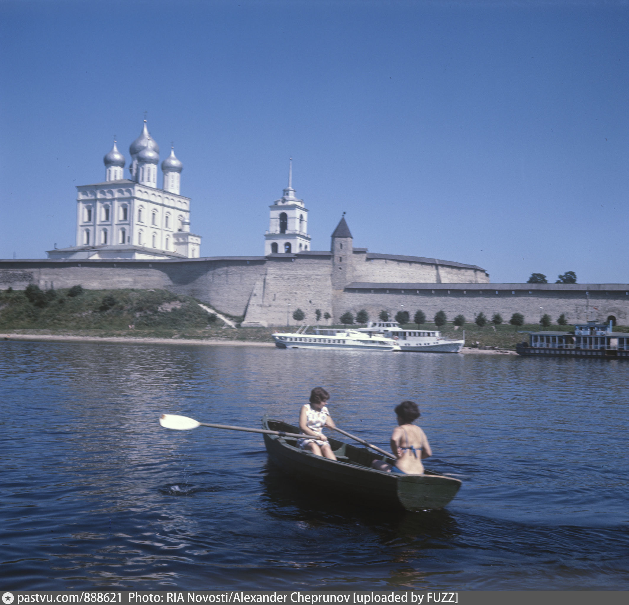 Риа фотобанк. Псков СССР. Псков причал в Балсово. Псковский кром с Завеличья. Вид на Псковский Кремль и Завеличье.