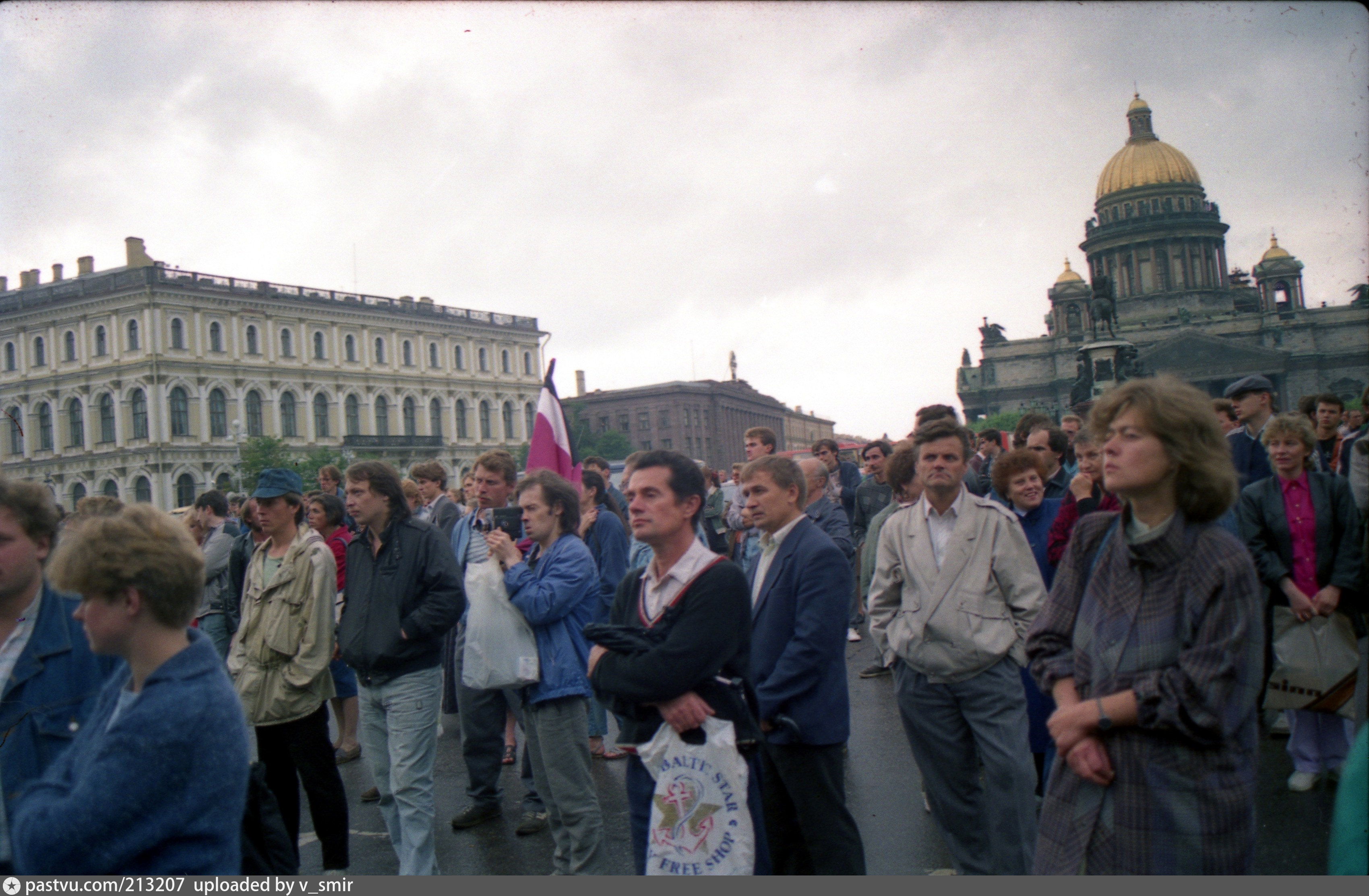 Вступила в 2000 году. Митинг на Исаакиевской площади 1991. 90е в России Петербург. Россия в 90е Санкт Петербург. Санкт Петербург в начале 90х.