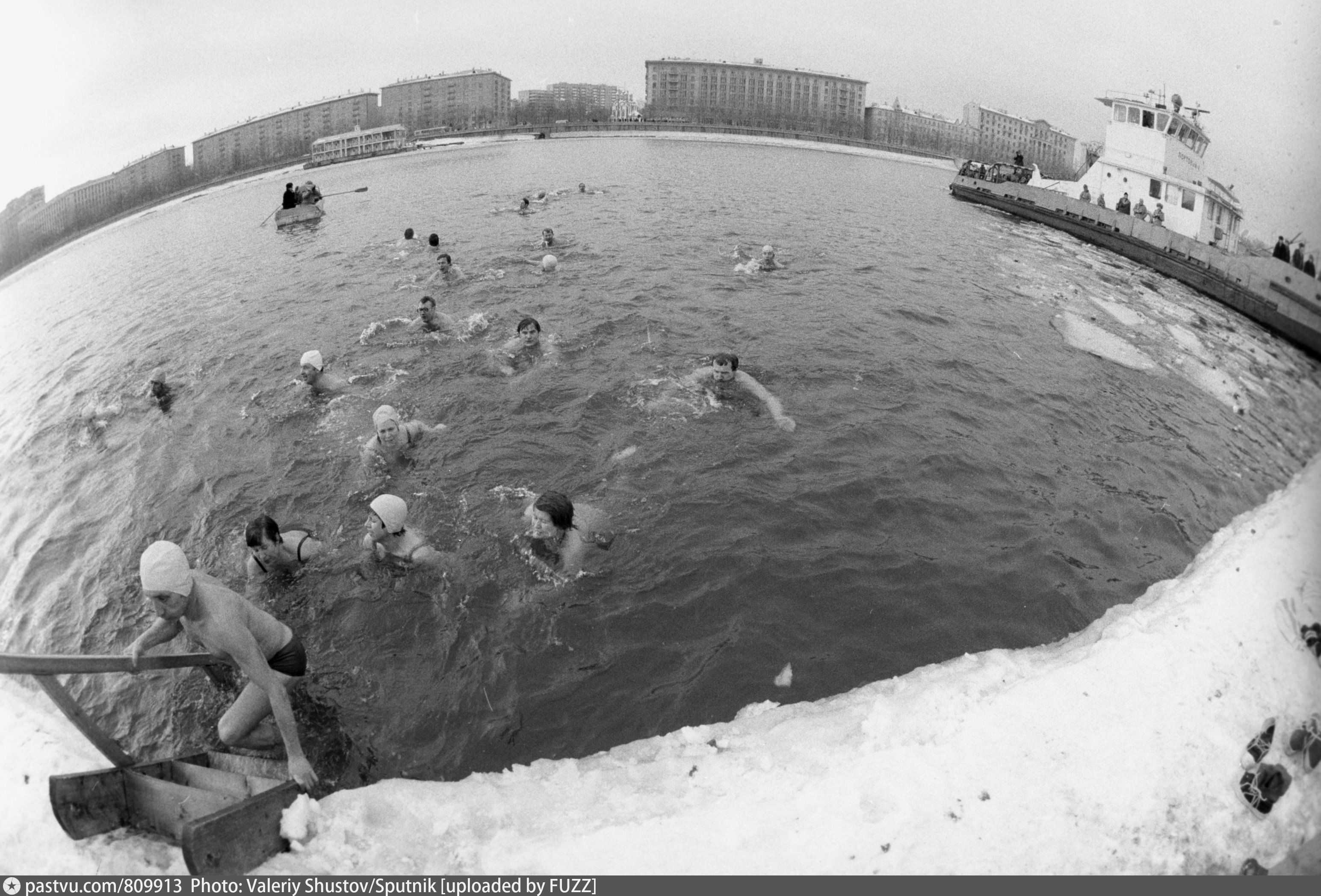 Парк горького купаться. Парк Горького 1982. Пляж на Москве реке 1929. Место для купания зимой в Москве СССР. Заплыв на Москве реке 1959.