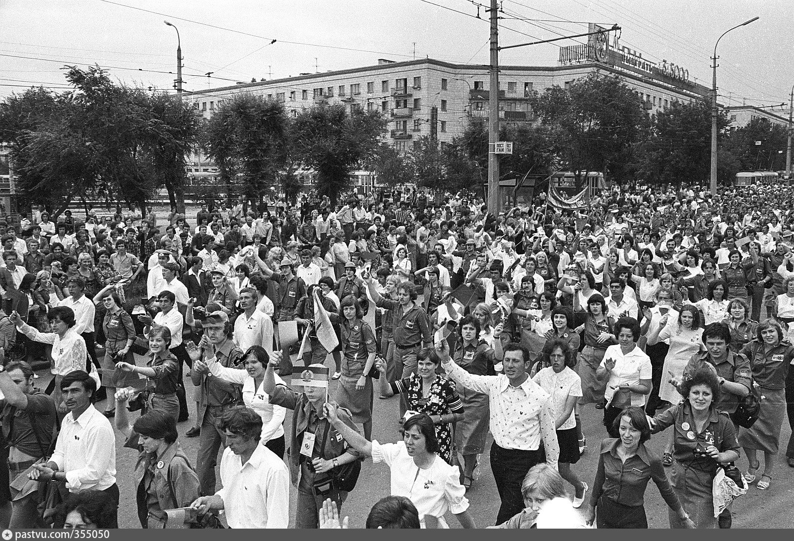 Массовое движение демократической молодежи в деревню