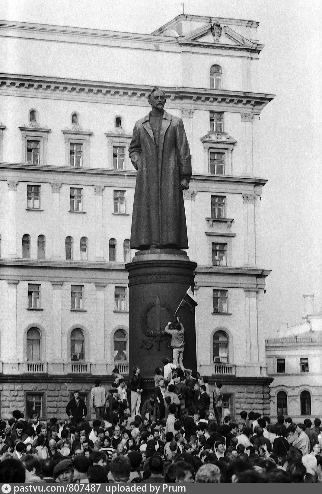 Памятник дзержинскому. Феликс Дзержинский памятник на Лубянке. Памятник Феликсу Дзержинскому на Лубянской площади. Памятник Феликсу Дзержинскому в Москве. Феликс Дзержинский памятник.