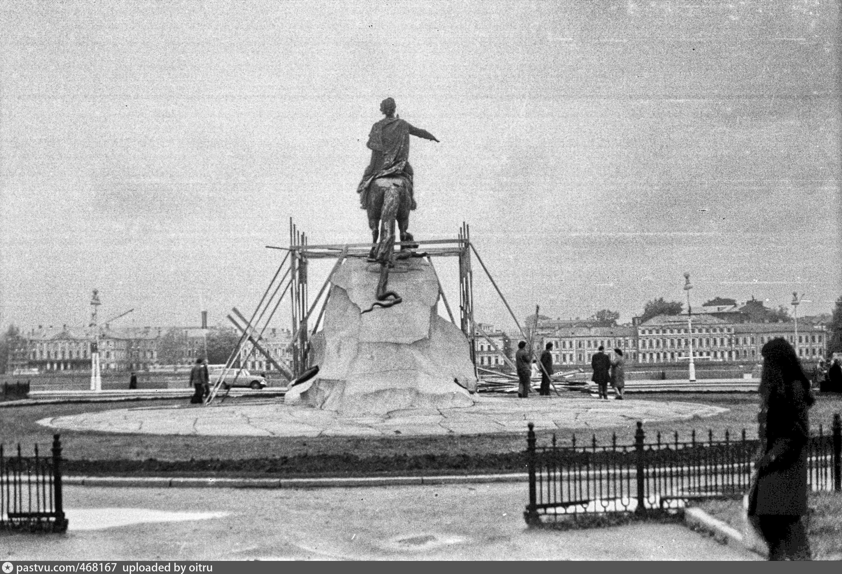 Статуя Петра 1 блокада Ленинграда