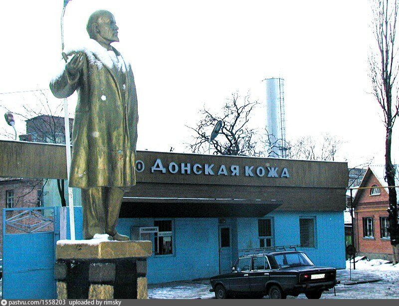 Памятник 2000 год. Золотой Ленин.