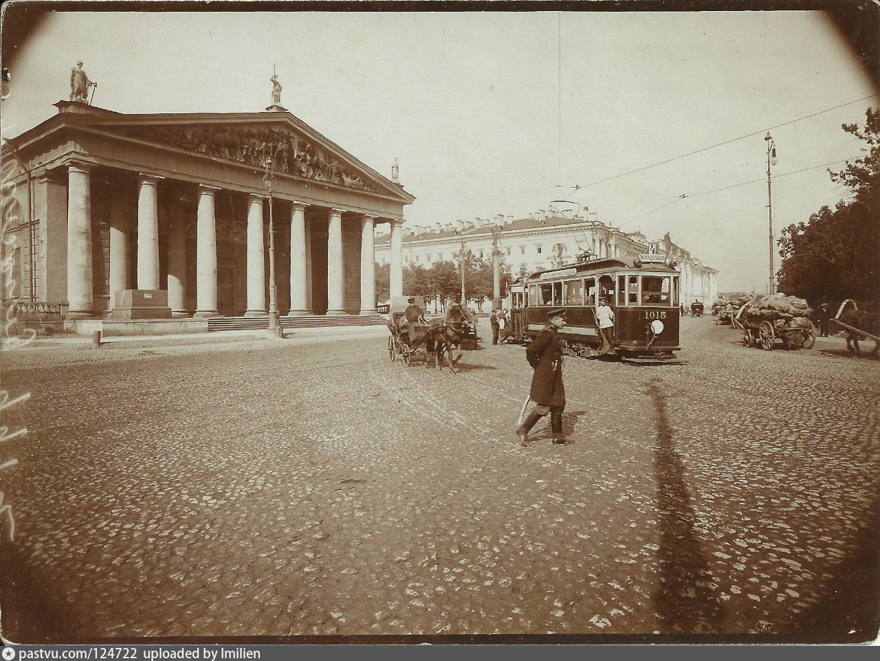 100 назад. Санкт-Петербург 100 лет назад. Санкт Петербург 1912. Старый город Петербург. Трамвай на стрелке Васильевского острова.