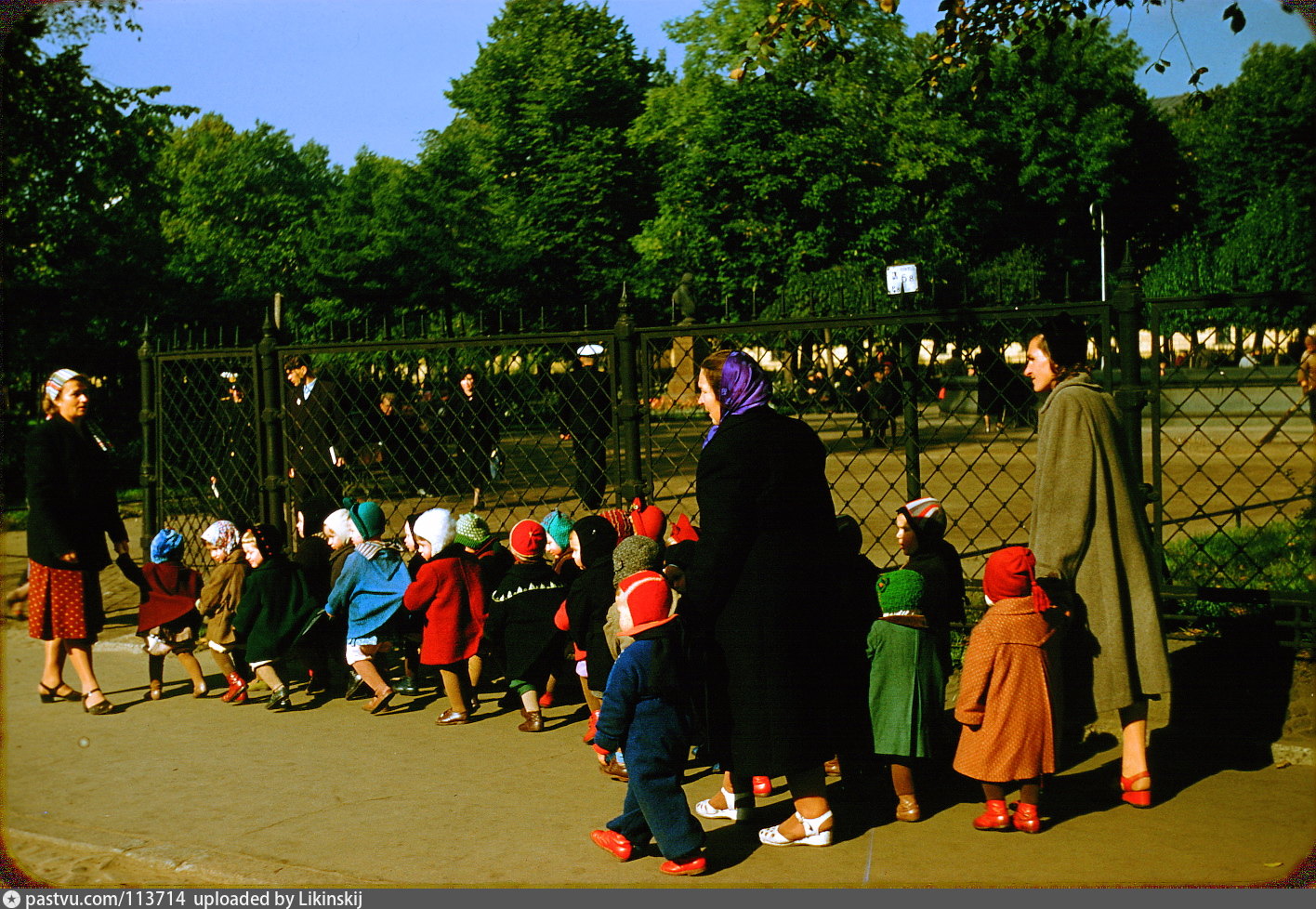 Советские сад. Жак Дюпакье фотограф. Жак Дюпакье француз. Детский сад на прогулке СССР. Прогулка в детском саду в советские годы.