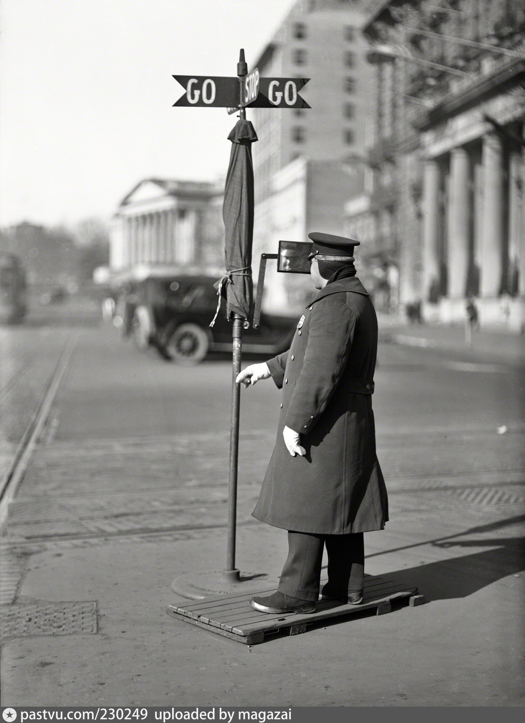 Ретро гоу. Первый светофор Лондон 1868. Первый семафор в Лондоне. Первый семафор в Лондоне 1868. Первый светофор в США.