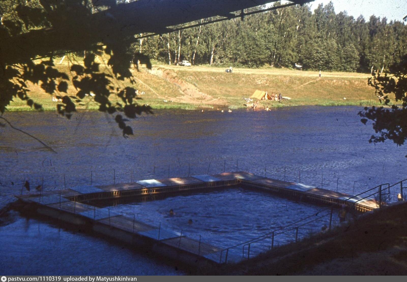 На этом фото, сделанном не позднее 1990 года, видно лестницы и понтон для купания. 