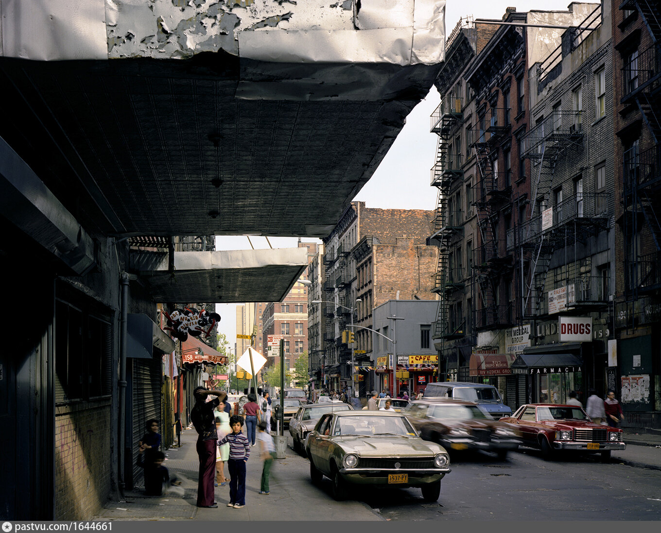 Lower east side. Нью Йорк Сити улица у озера. People on Street 1980.