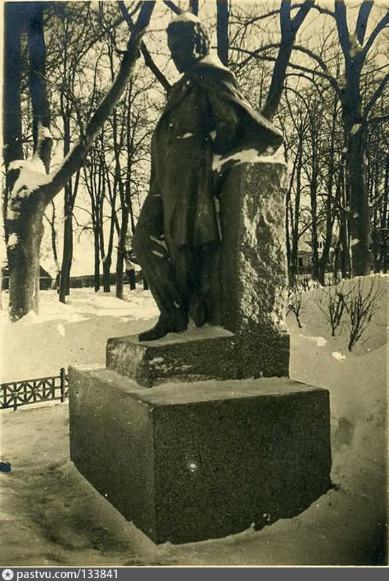 Памятник пушкину в городе пушкин. Памятник Пушкину на Октябрьском бульваре в Царском селе. Памятник Пушкину в Пушкине на Октябрьском бульваре. Памятник Пушкину у египетских ворот. Памятник на Октябрьском бульваре в Пушкине.