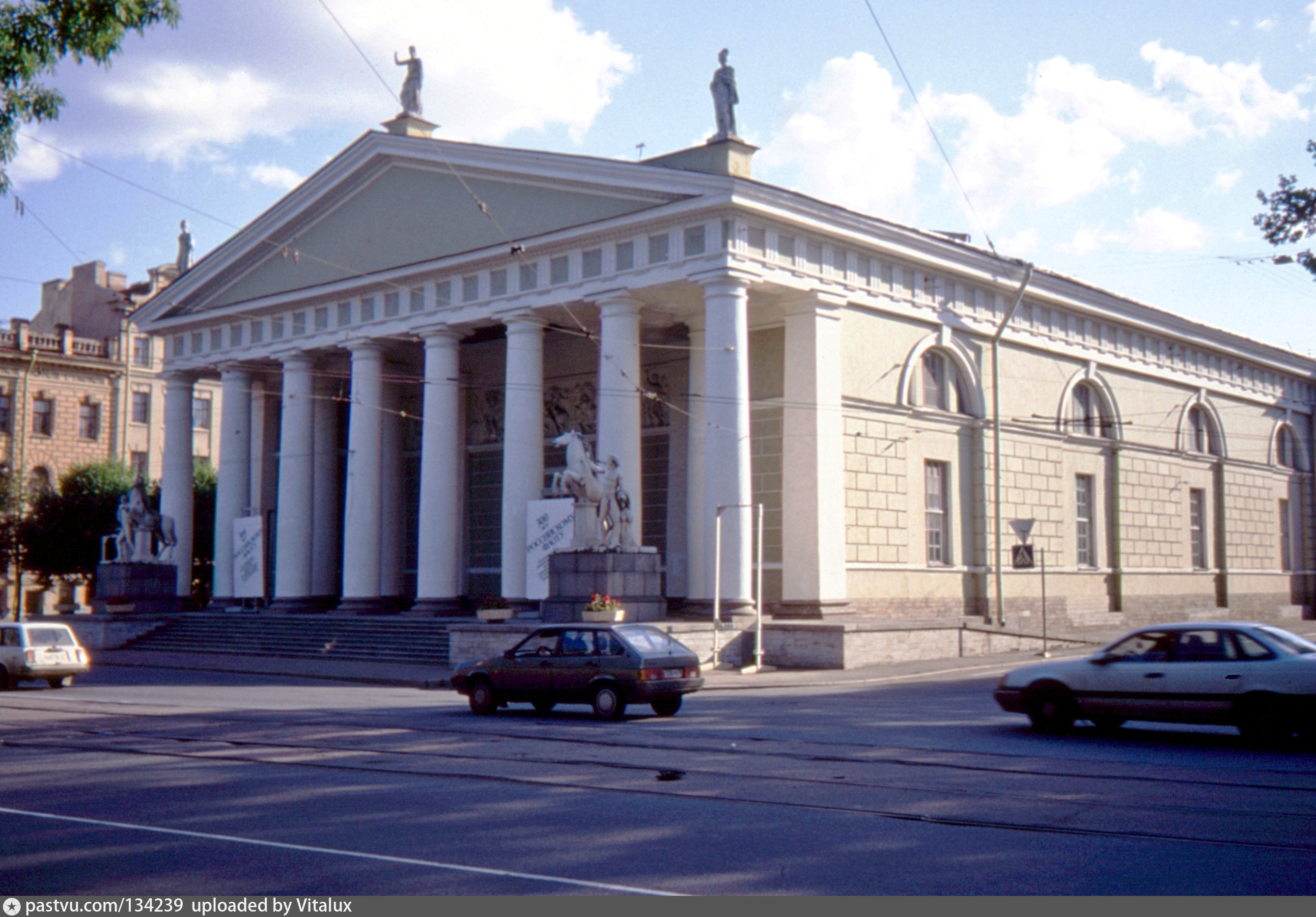 выставочный зал манеж в санкт петербурге