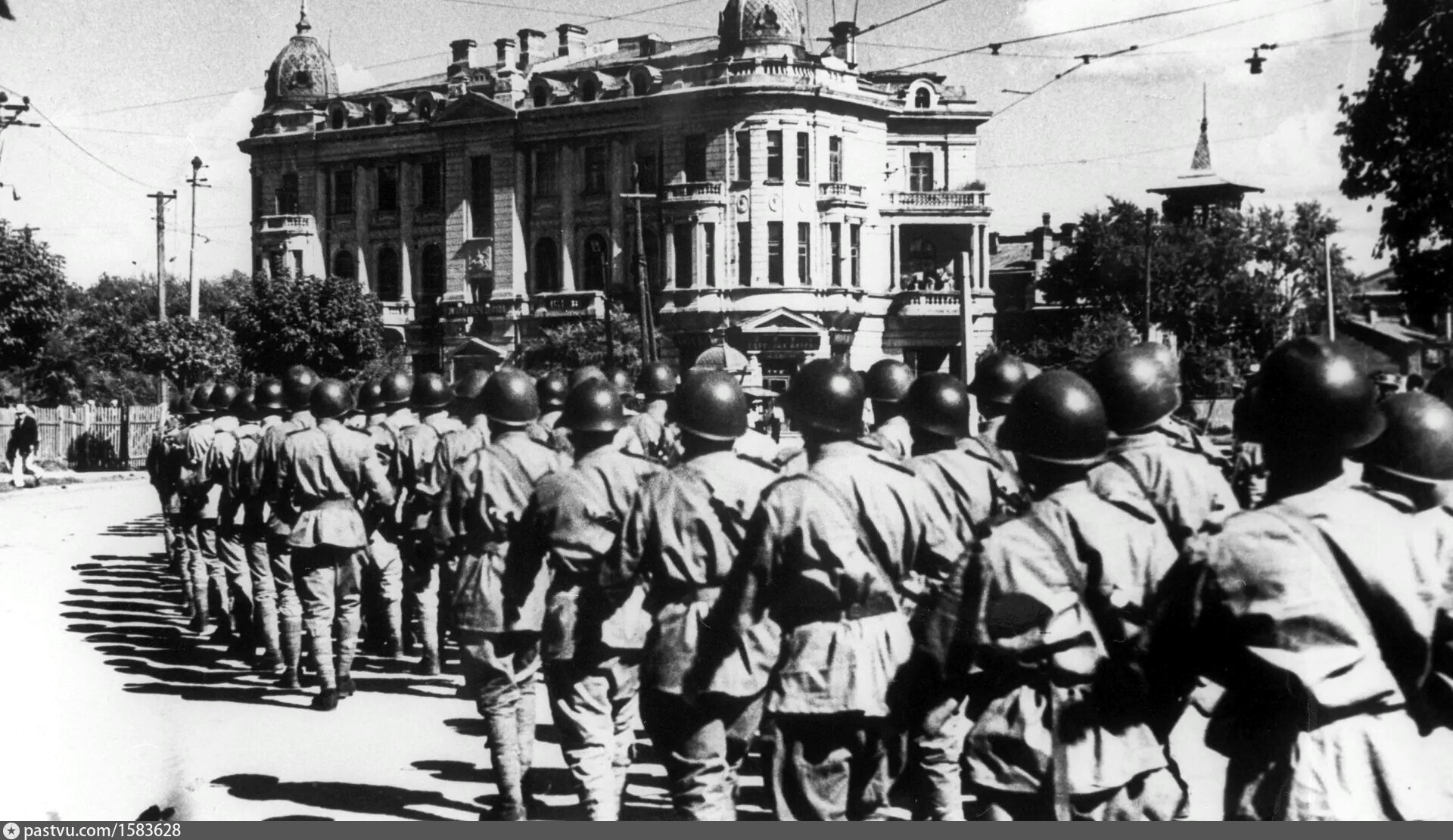 16 сентября 1945 парад в харбине. Харбин парад Победы 1945. Харбинский парад Победы в 1945. Советские войска на улицах Харбина , 1945 год.
