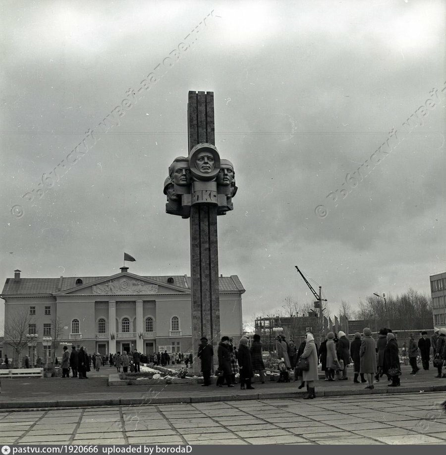 Памятник на площади Рыбинска. Рыбинск 1970. Комсомольская площадь 1950. Памятник на Атоммаше.