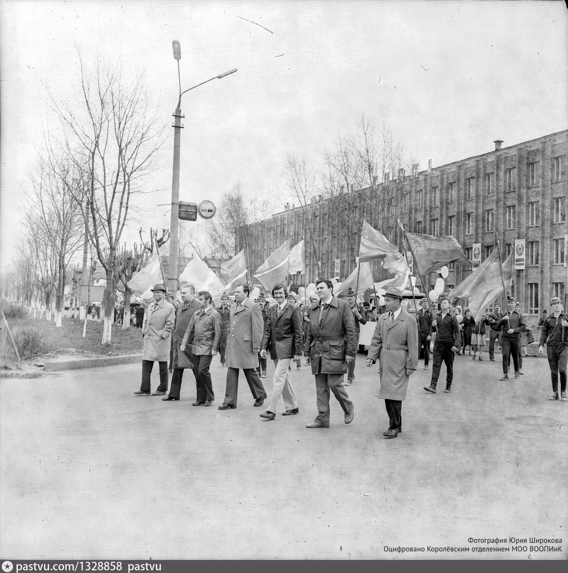 Дск 160 королев. Гремиха старое фото 1 мая демонстрация. 1 Мая фото демонстрации в г.Луга.