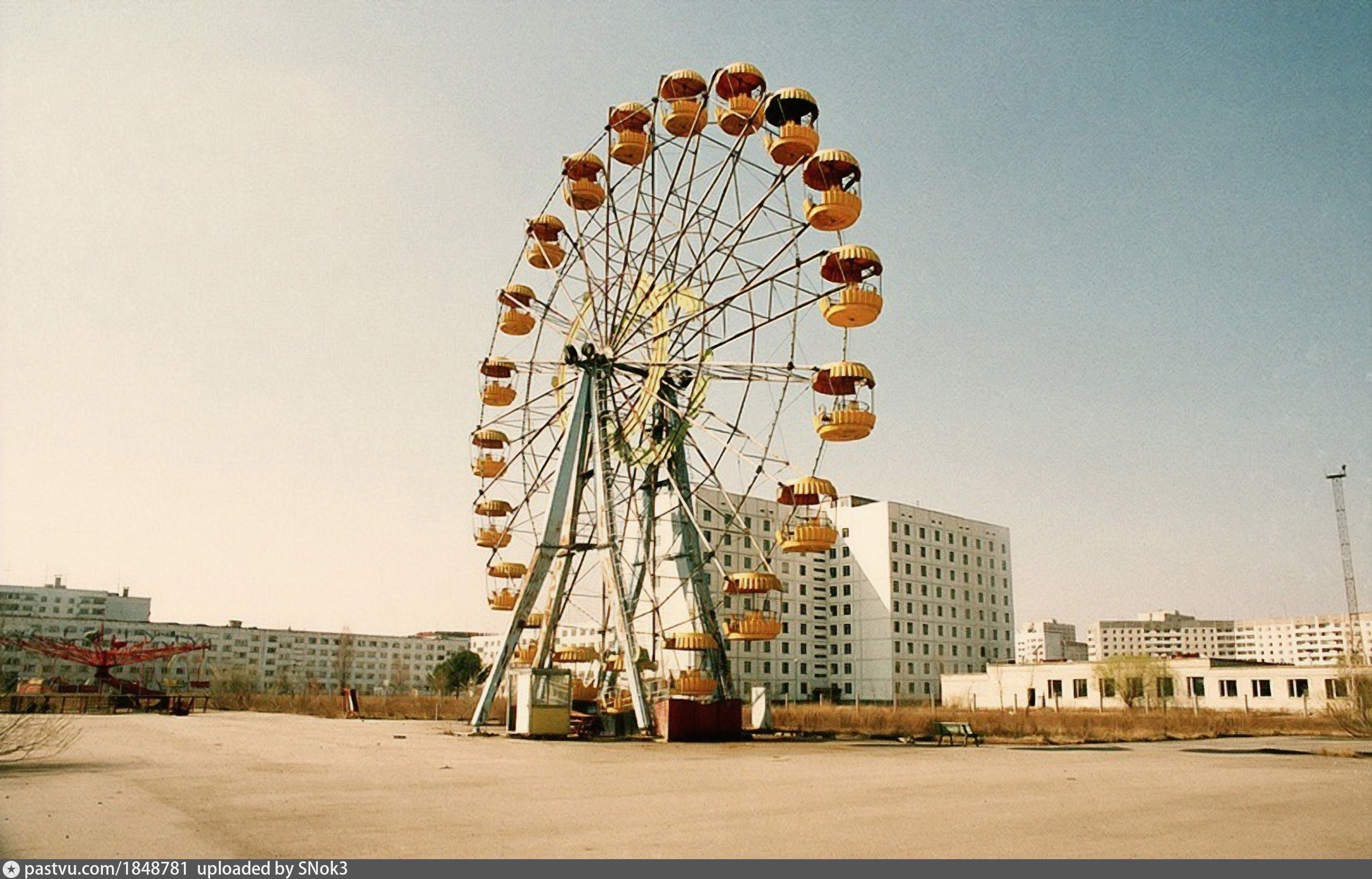 Чертово время. Колесо обозрения Припять 1986. Колесо обозрения в Припяти до аварии. Припять парк аттракционов 1985. Припять 1970 колесо обозрения.