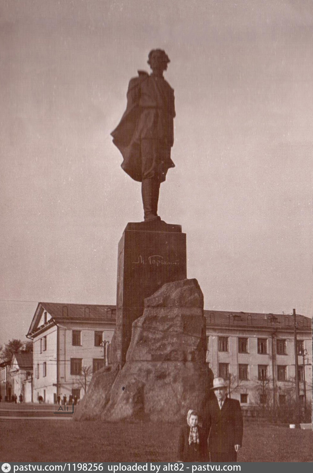Волга матушка памятник