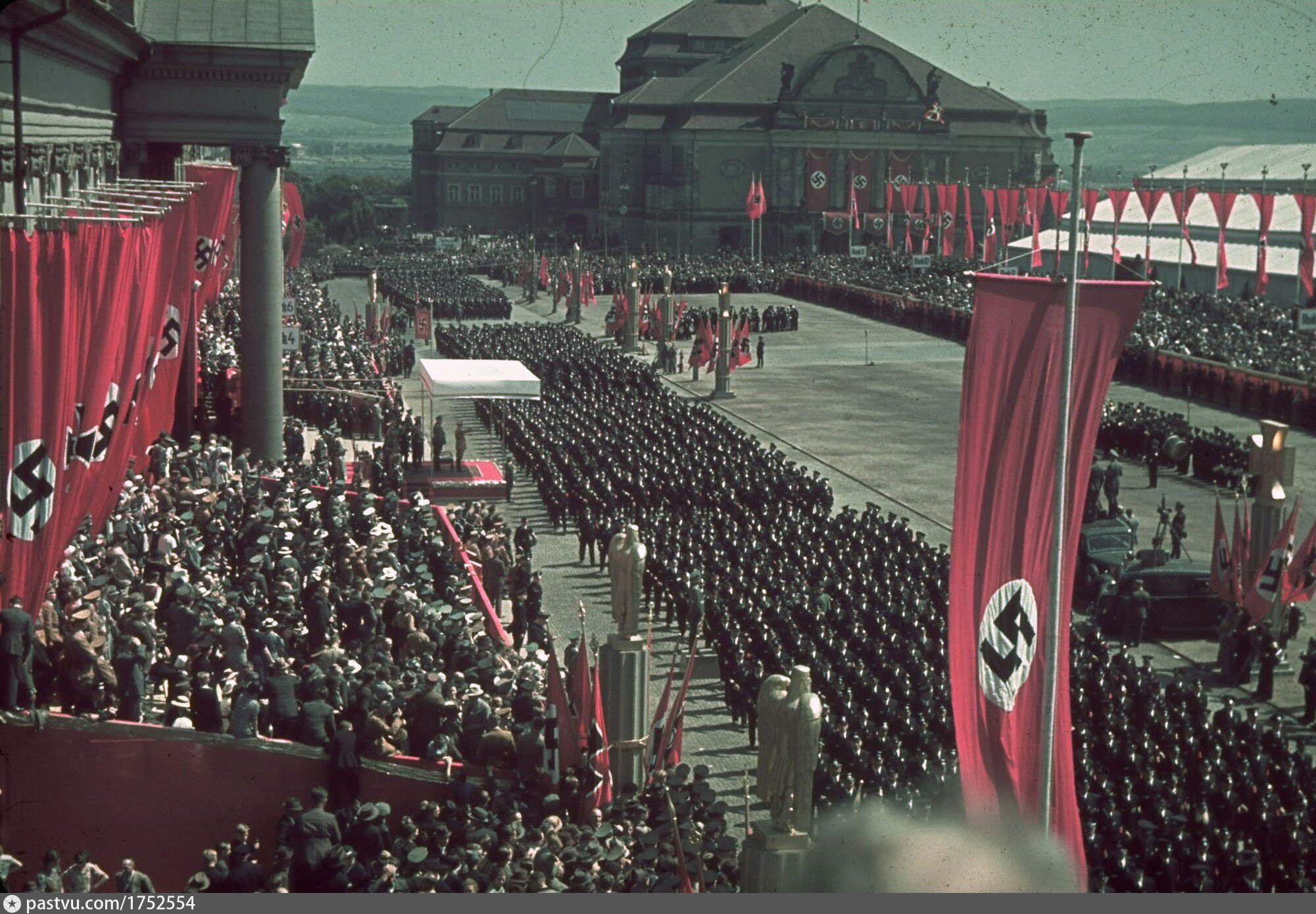 Фашистская германия годы. Нацистская Германия Адольф Гитлер. Третий Рейх в цвете Адольф Гитлер. Съезд НСДАП В Нюрнберге 1937. Фашистская Германия третий Рейх.