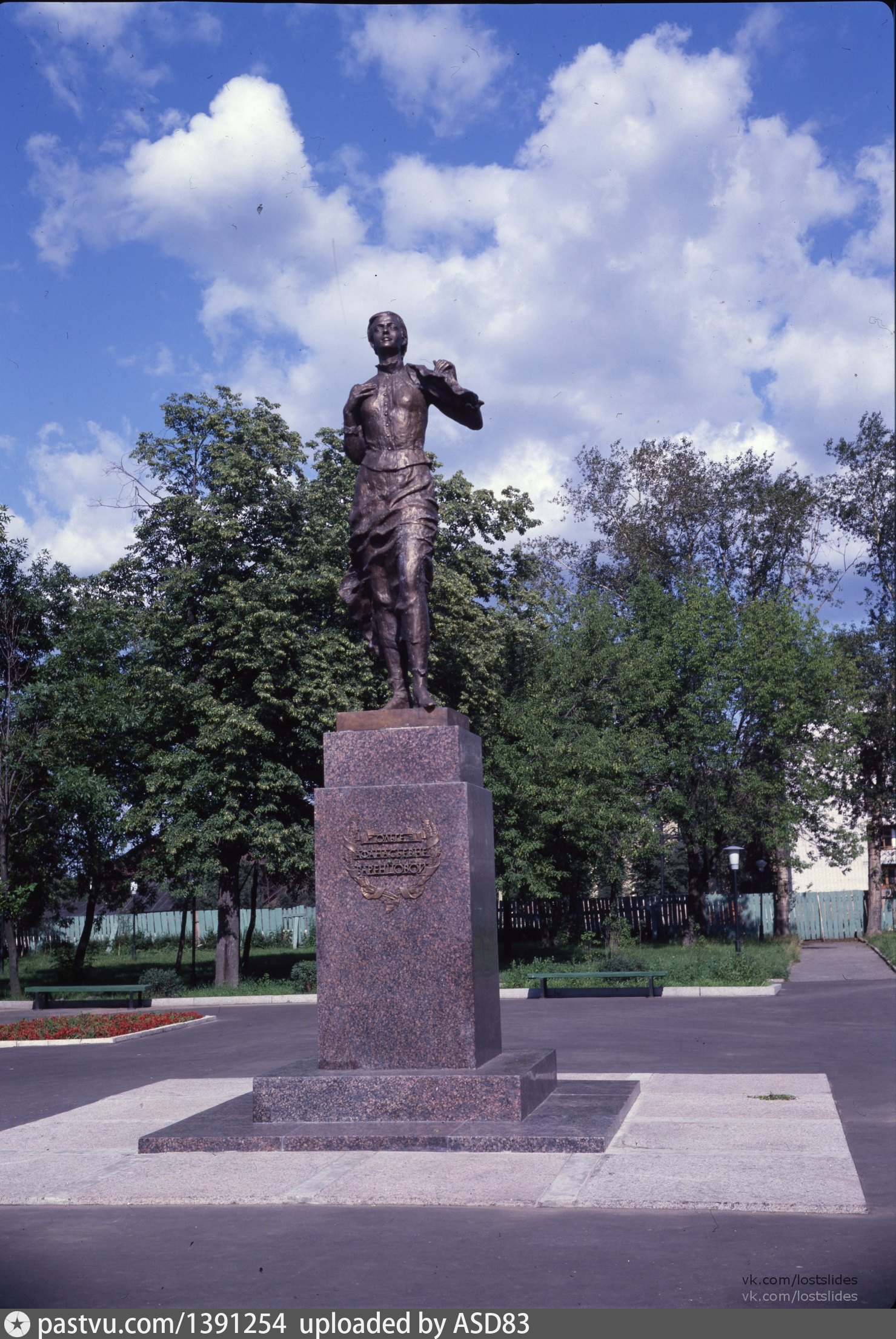 Памятник Варенцовой в Иваново. Памятник Клавдии Назаровой. Памятники прошлого.