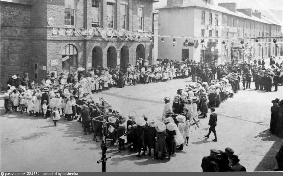 public-gathering-in-front-of-the-market-hall