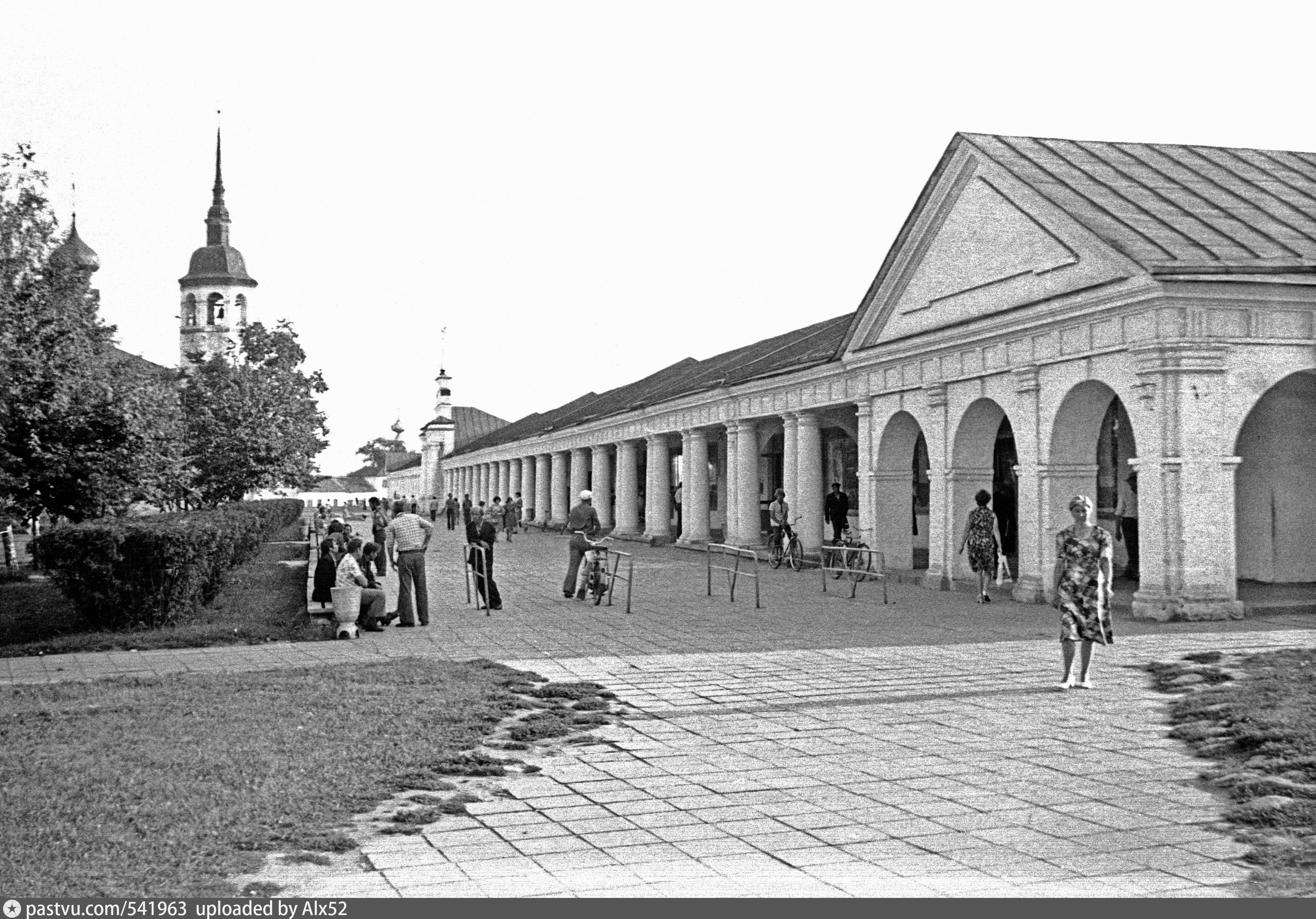 Старая фотография провинциальных торговых рядов