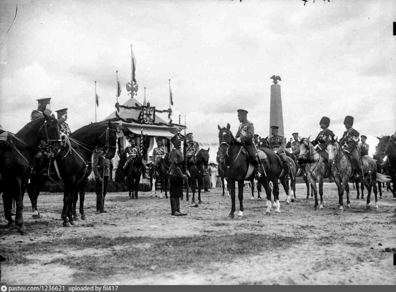 При николае 2 кони на выставке стоили. Николай II Куртенгоф 1910 год. Военное Министерство при Екатерине 2. Николай 2 в Петровске фото. Памятник от войск Петровского лагеря.