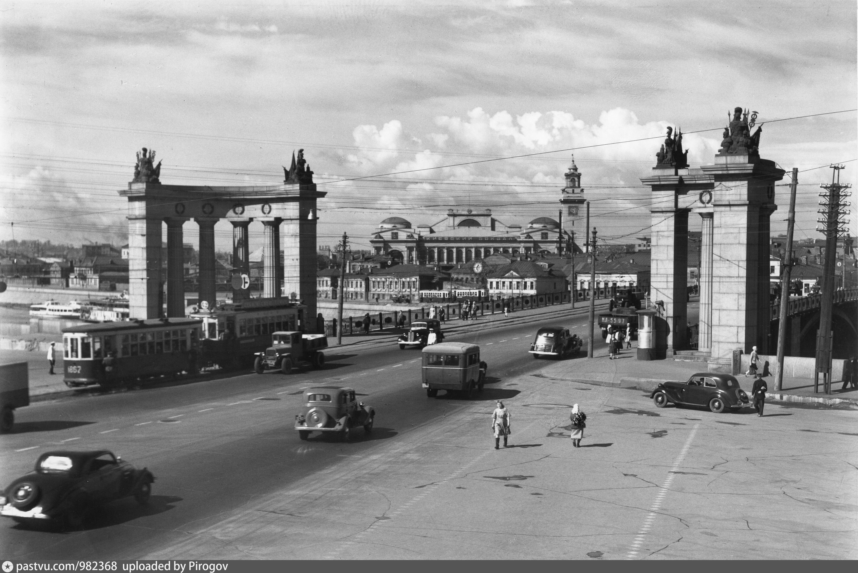 Москва 30 годов. Киевский вокзал и Бородинский мост. Москва Наум Грановский 30-е. Киевский вокзал 1918. Москва в фотографиях Наума Грановского 20е годы.