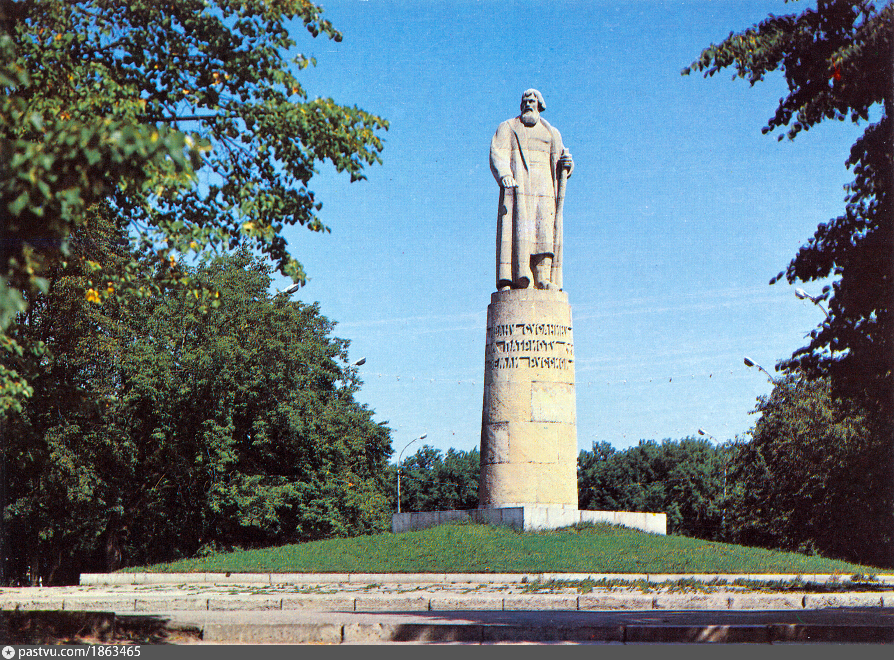 Сусанин кострома. Иван Сусанин памятник в Костроме. Памятник Сусанину Кострома. Памятник Ивана Сусанина в Костроме. Памятник Ивану Сусанину в Костроме Лавинский.