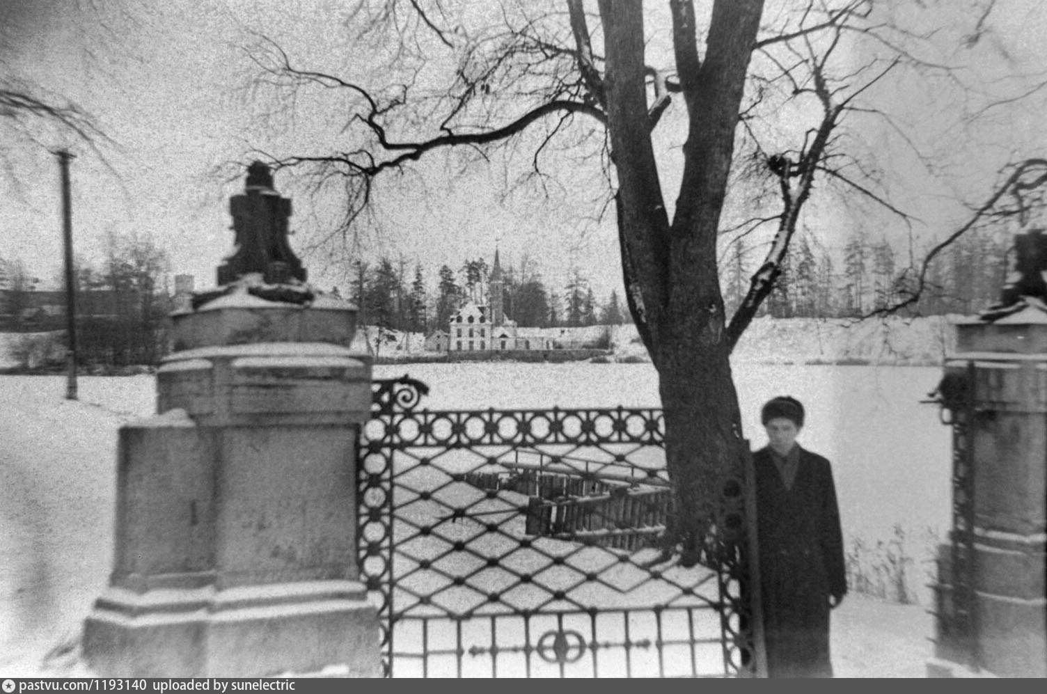 Гатчина запись. Ворота в Приоратском парке. Фотоархив Гатчина. Ворота в Приоратском парке в Гатчине старые фото. Гатчина Рупанов.