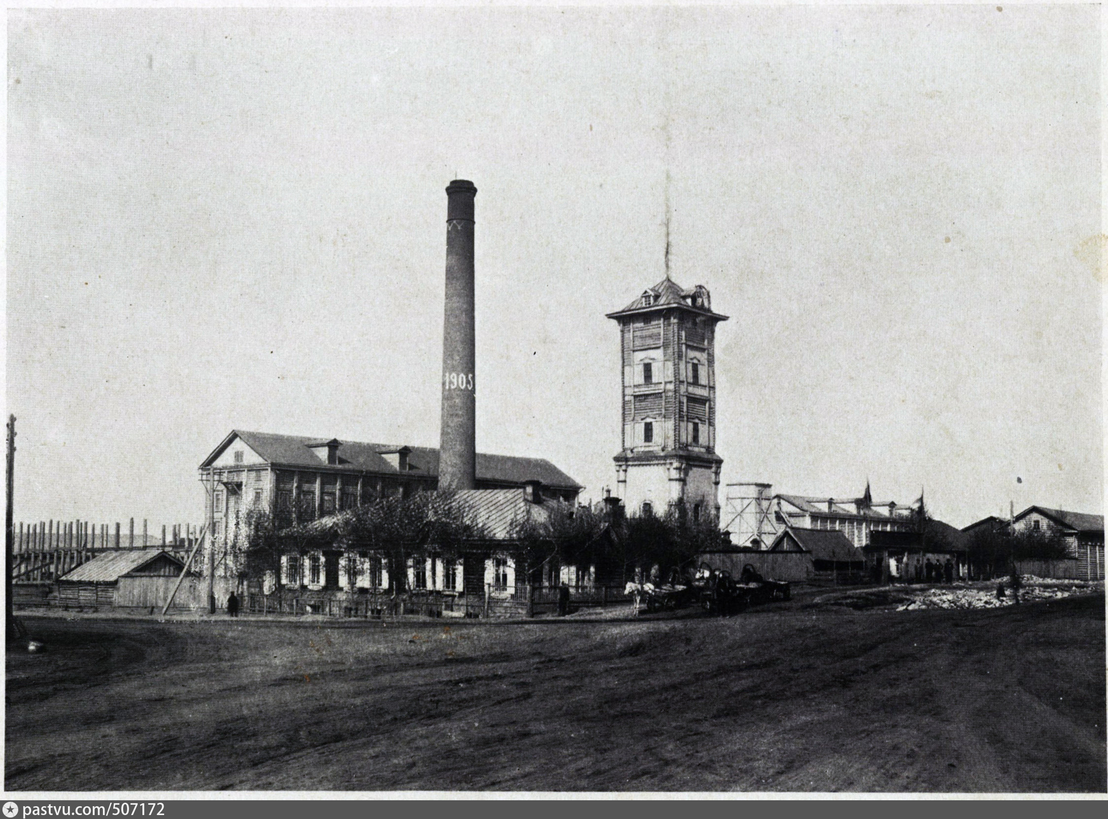 Новосибирск в фотозагадках. Завод труд в новониколаевске. История новосибирских заводов. Панорама новониколаевск 1915. Новосибирск в 20 веке.