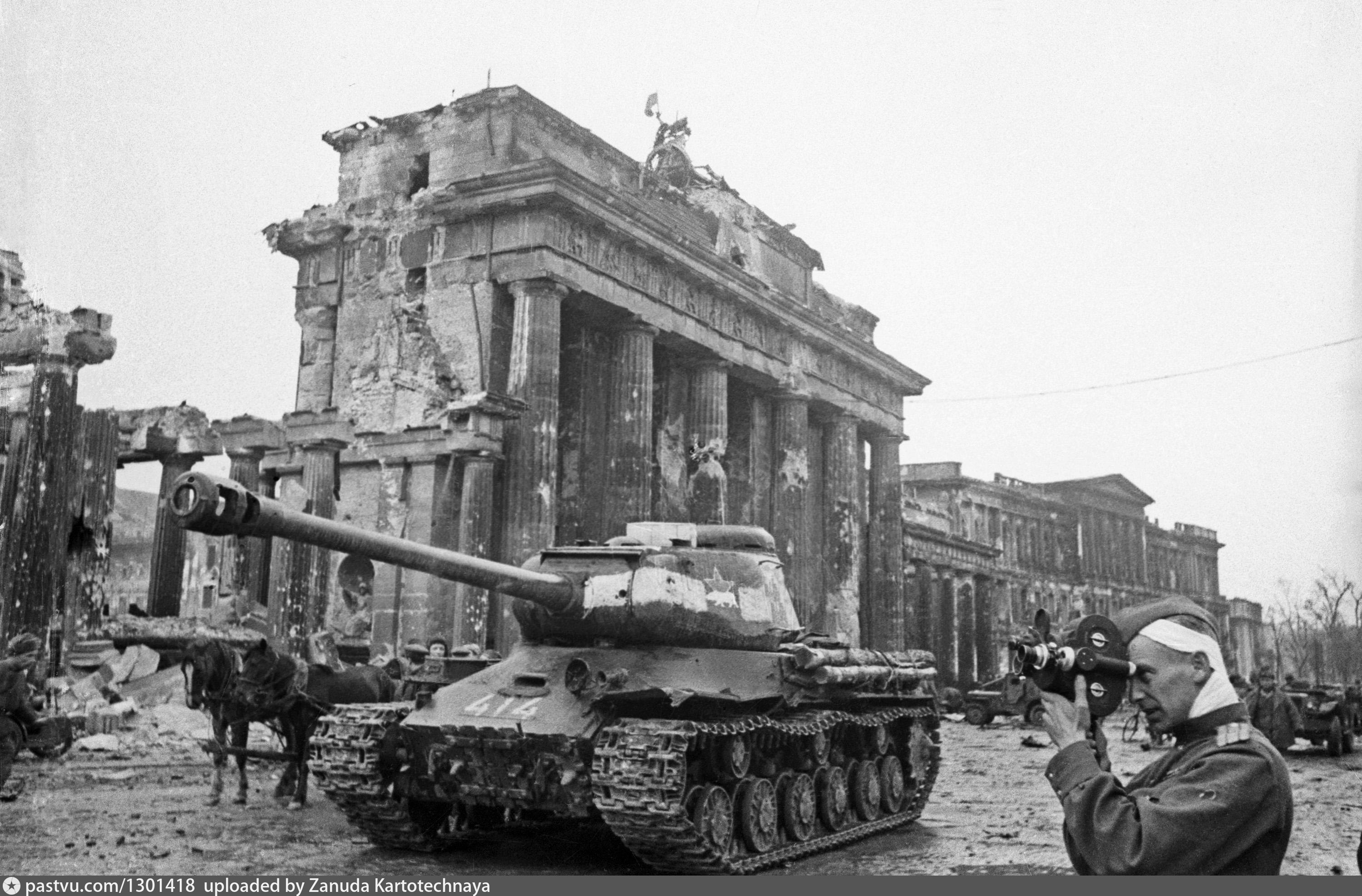 Танк войны ис. ИС-2 В Берлине. ИС-2 В Берлине 1945. Танки ИС 2 В Берлине. Танк ис2 Берлин 1945.