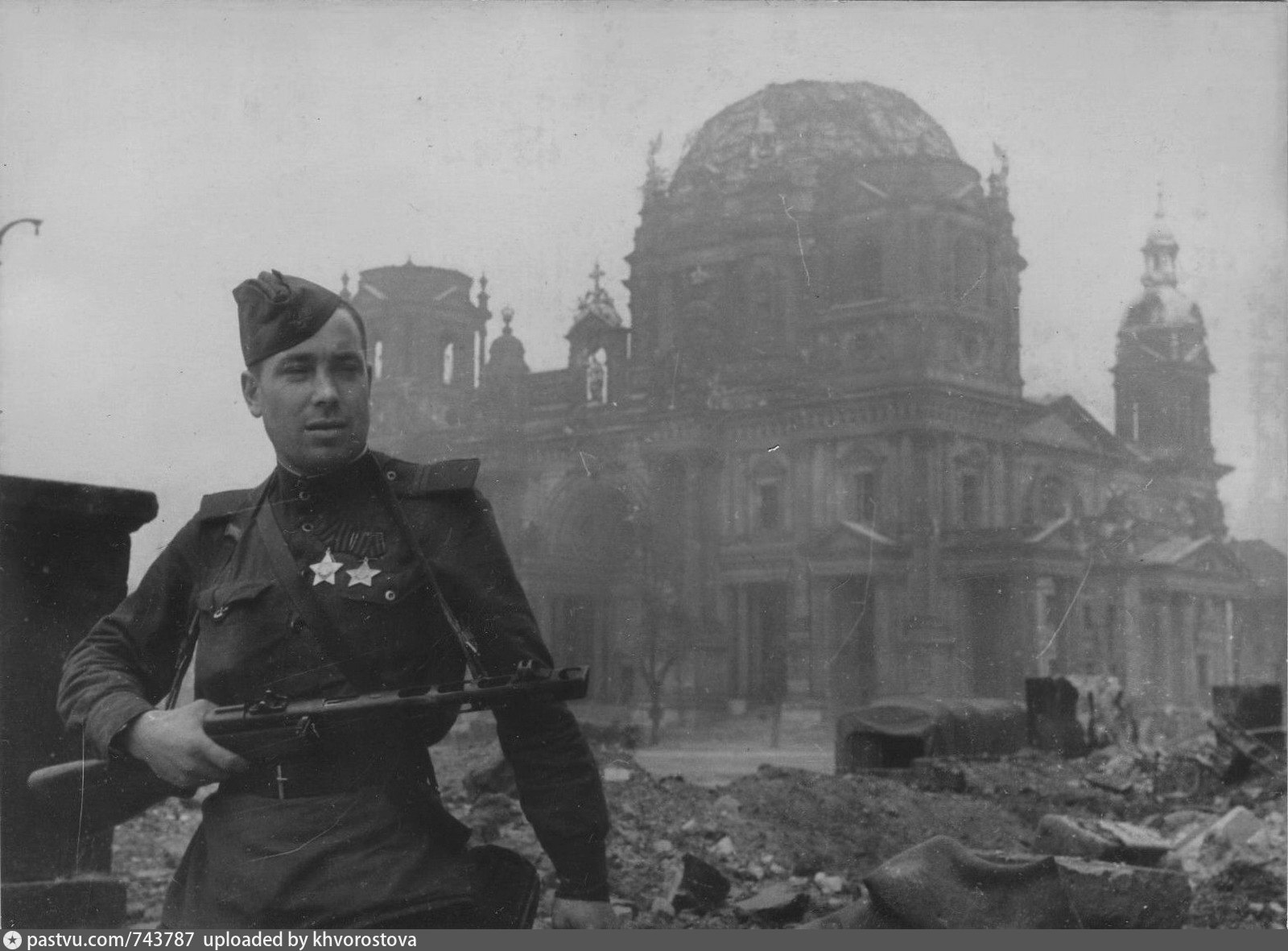 Junior Sergeant der Roten Armee vor dem Hintergrund der Berliner Kathedrale...