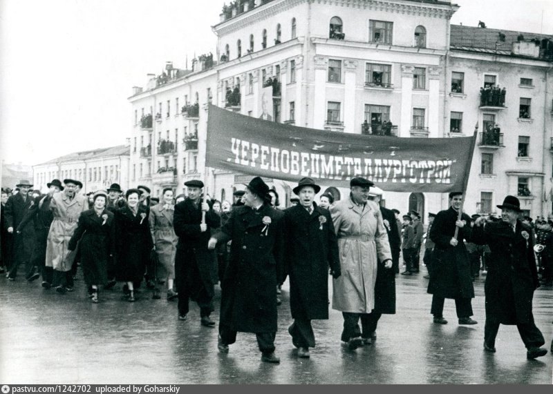 Колонна демонстрантов. 7 Ноября 1952. Ревда 60 годов. Ревда старые фото города. Демонстрация трудящихся 1958-1960.