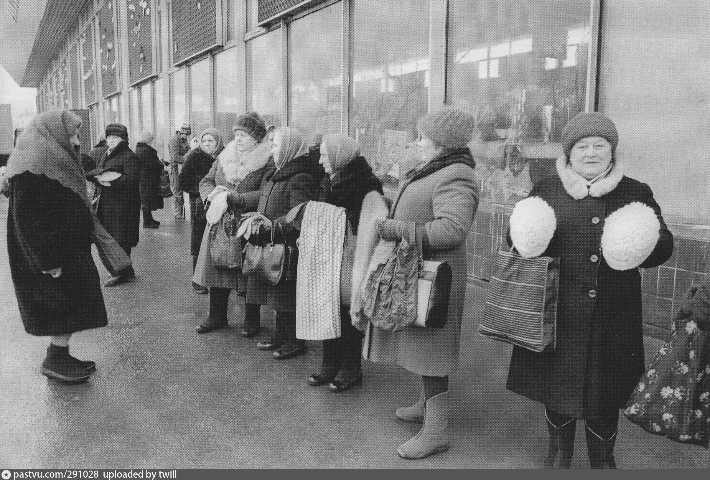 Фотография 1988 года. Рижский рынок Москва 80е. Рижский рынок в 90-е годы. Рижский рынок в 90-е. Москва 1988.