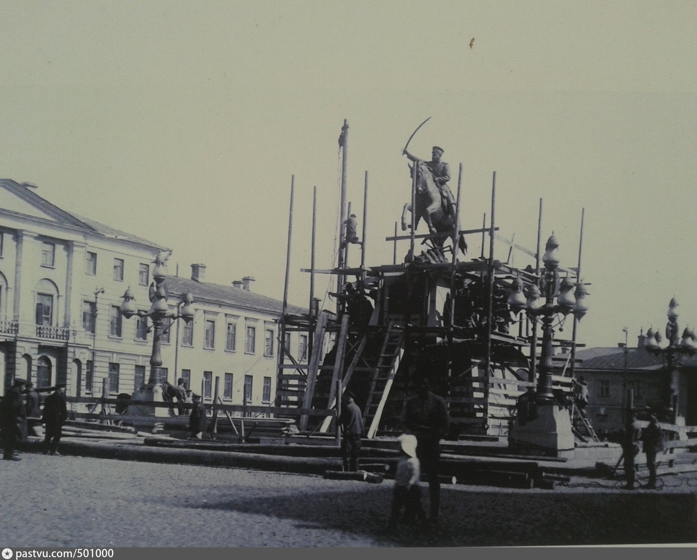 Памятник полководцу в москве в 1960. Памятник генералу Скобелеву в Москве. Памятник Скобелеву в Москве на Тверской площади. Снос памятника Скобелеву в Москве. Памятник Александру 3 в Москве 1912.