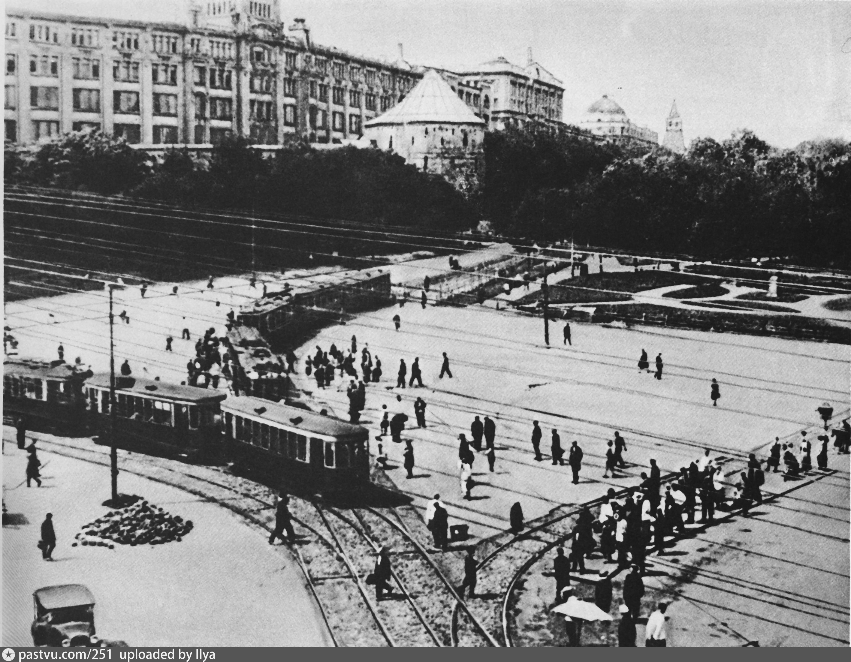 Какие города были в 1930 году. Старая Москва Наума Грановского. Площадь Ногина 1980. Площадь Ногина Москва. Москва 1930-е.