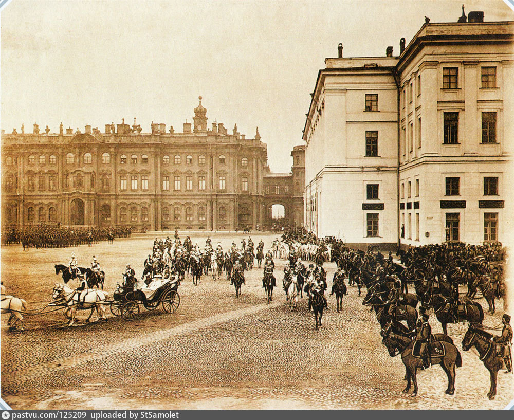 1904 петербург. Дворцовая площадь в Санкт-Петербурге до революции. Петроград 19 век. Санкт-Петербург 1904. Дворцовая площадь в Санкт-Петербурге 19 век.