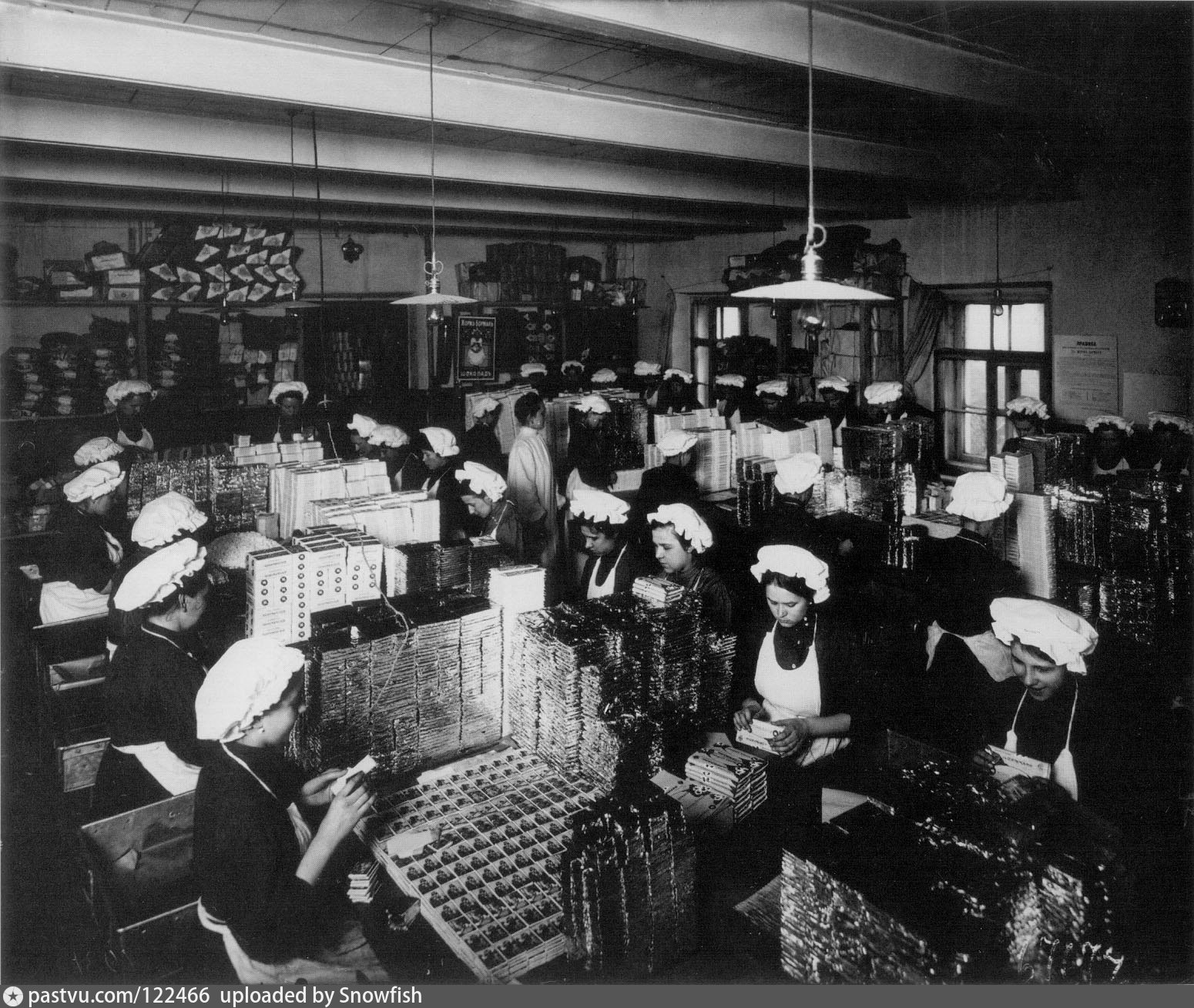 Первые шоколадные фабрики. Работницы фабрика Жоржа Бормана, Санкт-Петербург.