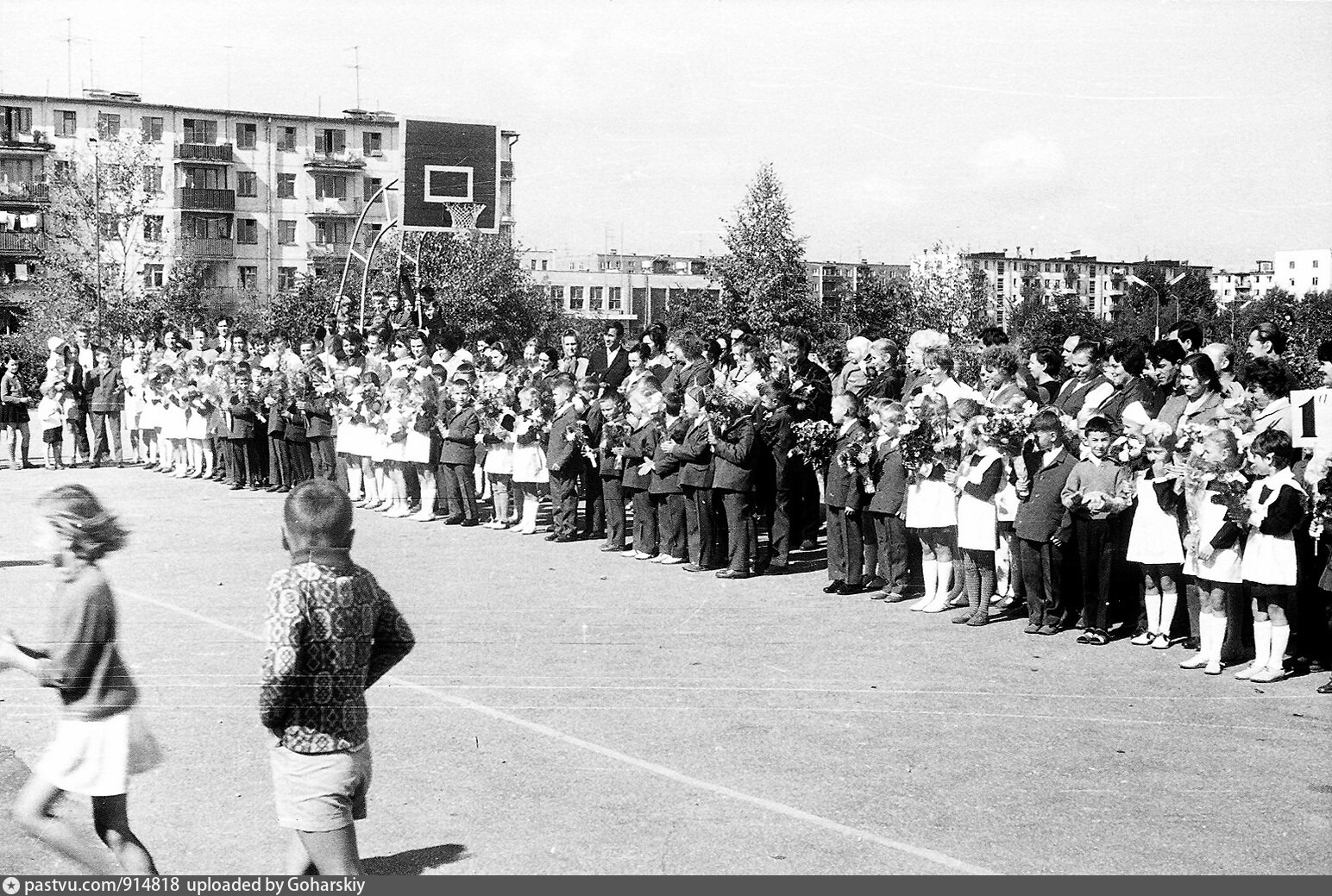 Сентябрь 1971 года. 1 Сентября 1971 года. Средняя школа n12 город Щёкино. 1 Сентября 1971 года Россия была объявлена.