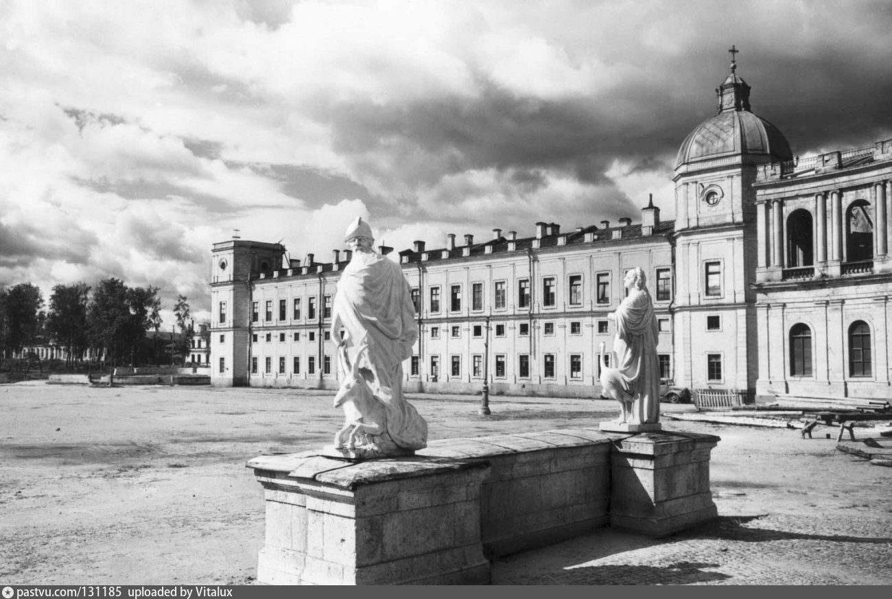 Гатчина история города. Гатчинский дворец 1941. Гатчинский дворец Дворцовый парк.