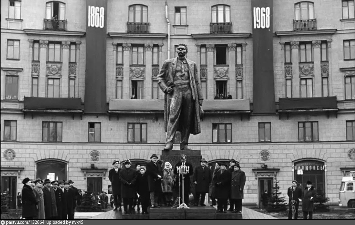 Открытие горького. Памятник Горькому в Санкт-Петербурге. Памятник Горькому у метро Горьковская. Максим Горький памятник в СПБ. Памятник Максиму Горькому СПБ.