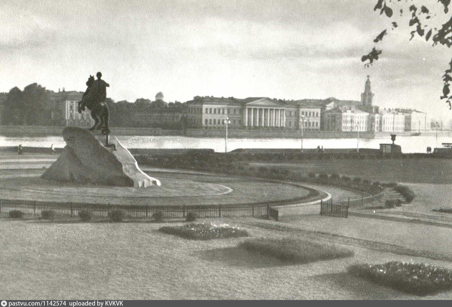 Сквер декабристов. Автор площади Декабристов. Иркутск площадь Декабристов времен СССР. Выборг Карусель на театральной площади 1980. Фото пл.Декабристов 60-70 годов.