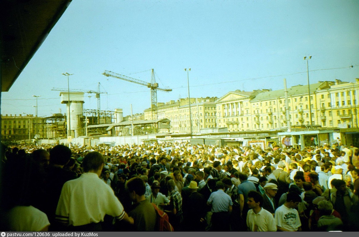 Санкт петербург 90. Сенная площадь Санкт-Петербург 90-е. Сенная площадь 90е. Сенная площадь рынок 90е. СПБ Сенной рынок в 90-е.