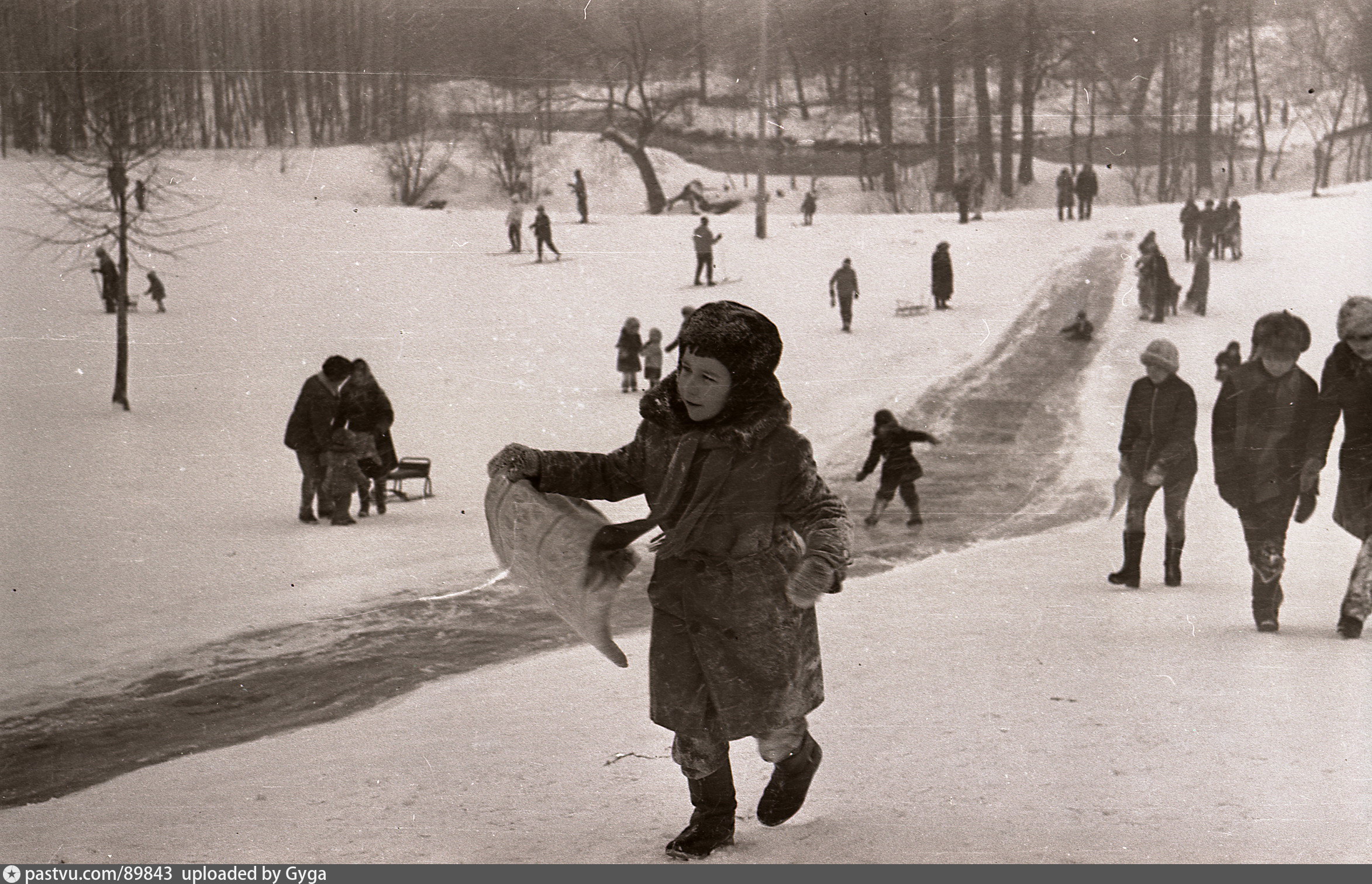 Снежок ссср. Кузьминский парк 60е годы. Советское детство. Советское детство . Катание с горки. Советские дети катаются с горки.