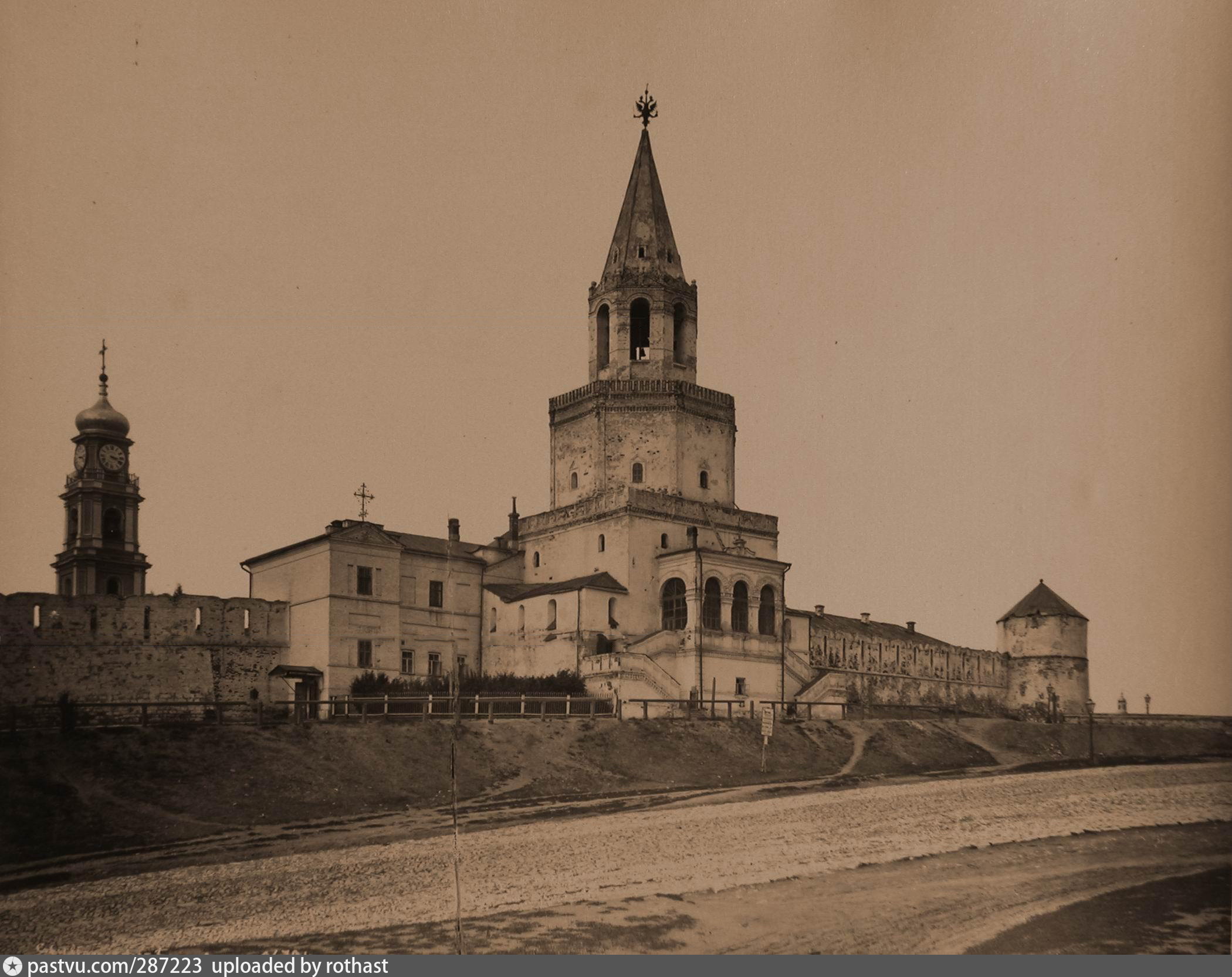 История г казани. Спасская башня Казанский Кремль. Старая Казань Кремль. Кремль Казань 19 век. Спасская башня башня Казань старый.