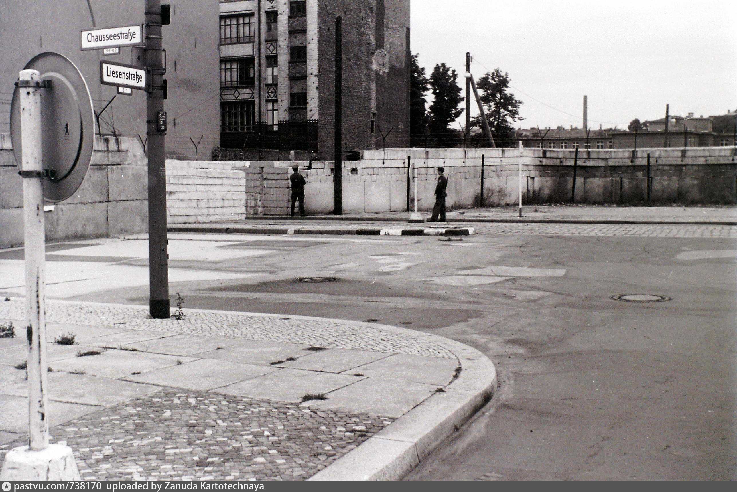 Chausseestraße, Ecke Liesenstraße. West und OstBerlin